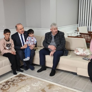 Valimiz Sayın Muammer EROL İlimize Gelen Depremzedelere Ziyarette Bulundu - fotoğraf 3