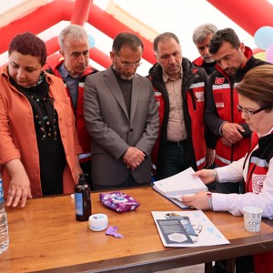 Bakanımız Derya Yanık Adıyaman'da Çadır Kentteki Kadın Kooperatifi İş Atölyesini Ziyaret Etti - fotoğraf 10