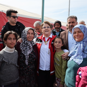 Bakanımız Derya Yanık Adıyaman'da Çadır Kentteki Kadın Kooperatifi İş Atölyesini Ziyaret Etti - fotoğraf 5