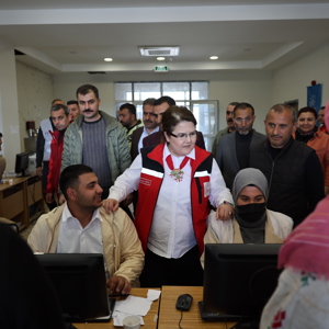 Bakanımız Derya Yanık Adıyaman'da Çadır Kentteki Kadın Kooperatifi İş Atölyesini Ziyaret Etti - fotoğraf 21