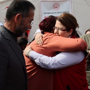 Bakanımız Derya Yanık Adıyaman'da Çadır Kentteki Kadın Kooperatifi İş Atölyesini Ziyaret Etti - fotoğraf 3