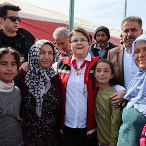 Bakanımız Derya Yanık Adıyaman'da Çadır Kentteki Kadın Kooperatifi İş Atölyesini Ziyaret Etti - fotoğraf 5