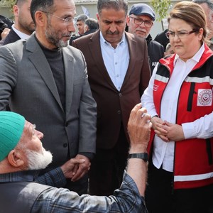Bakanımız Derya Yanık Adıyaman'da Çadır Kentteki Kadın Kooperatifi İş Atölyesini Ziyaret Etti - fotoğraf 11