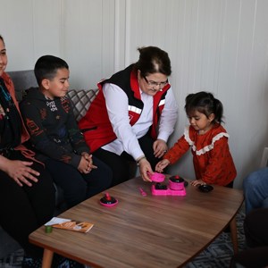 Bakanımız Derya Yanık Adıyaman'da Çadır Kentteki Kadın Kooperatifi İş Atölyesini Ziyaret Etti - fotoğraf 13