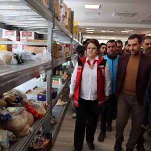 Bakanımız Derya Yanık Adıyaman'da Çadır Kentteki Kadın Kooperatifi İş Atölyesini Ziyaret Etti - fotoğraf 23