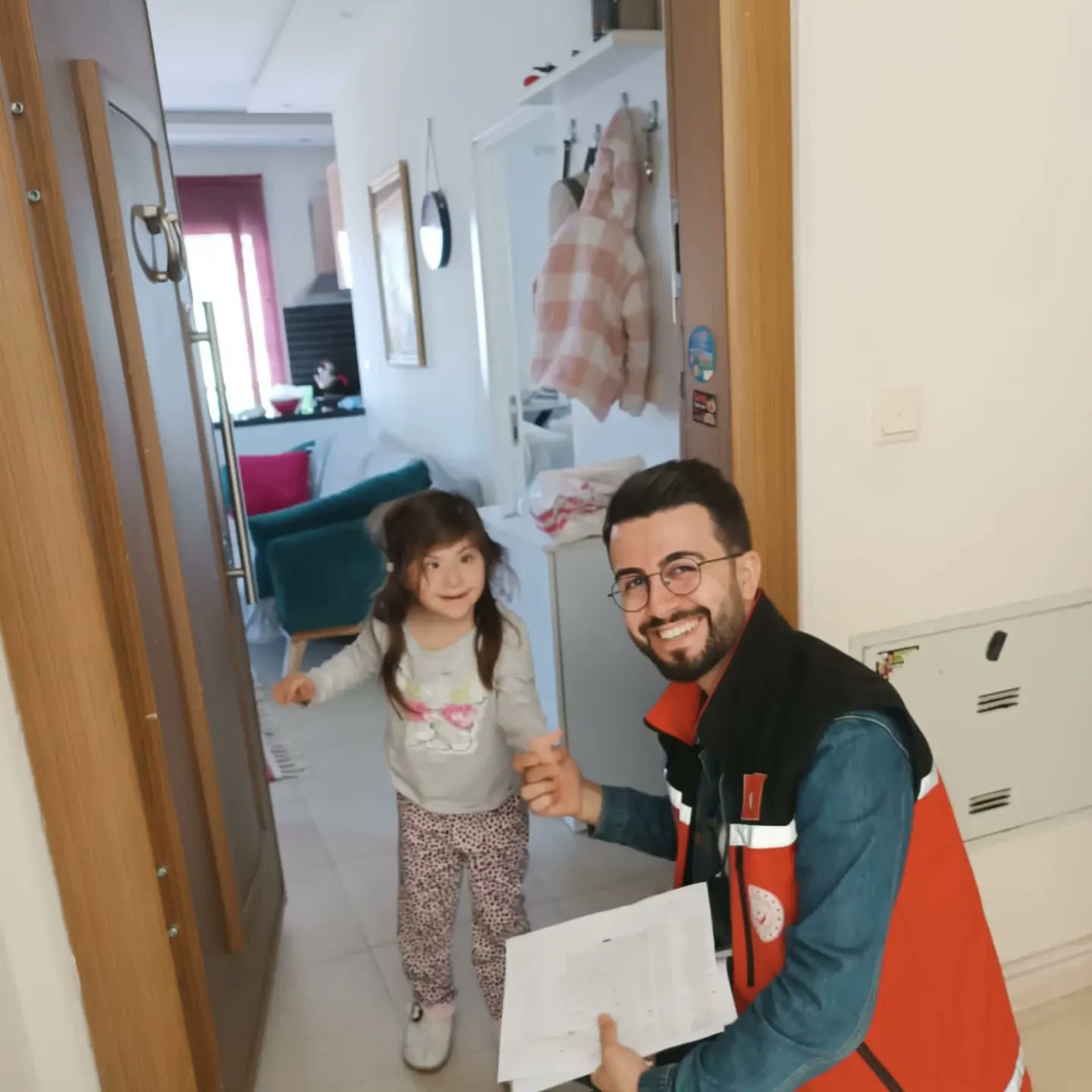Uzman ekiplerimiz ile, depremden etkilenen ve ilimize yerleşen vatandaşlarımızı ziyaret ederek #PsikososyalDestek hizmeti sağladık.İlk andan itibaren tüm imkanlarımızla vatandaşlarımızın yanındayız. - fotoğraf 2