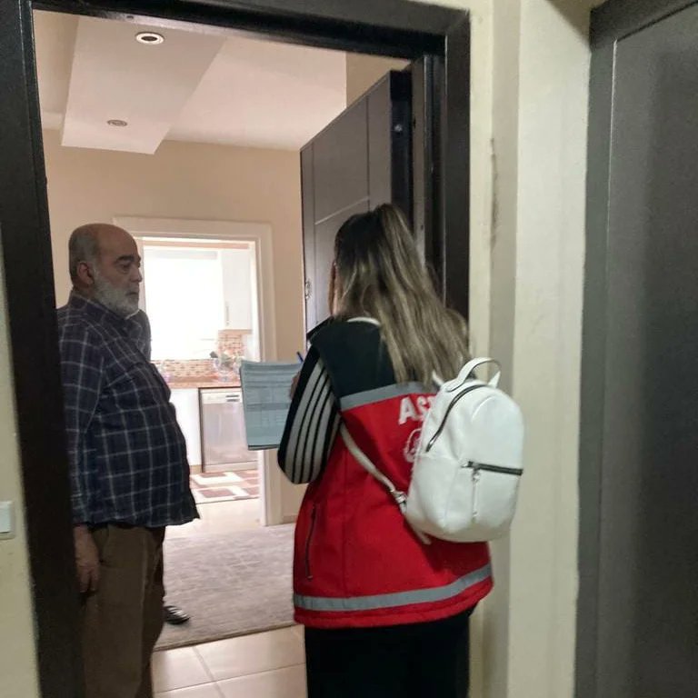 Uzman ekiplerimiz ile, depremden etkilenen ve ilimize yerleşen vatandaşlarımızı ziyaret ederek #PsikososyalDestek hizmeti sağladık.İlk andan itibaren tüm imkanlarımızla vatandaşlarımızın yanındayız. - fotoğraf 4