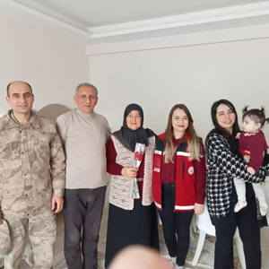 8 Mart Dünya Kadınlar Günü münasebetiyle depremzede aileler ve şehit anneleri ziyaret edildi - fotoğraf 3