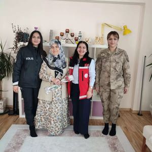 8 Mart Dünya Kadınlar Günü münasebetiyle depremzede aileler ve şehit anneleri ziyaret edildi - fotoğraf 4