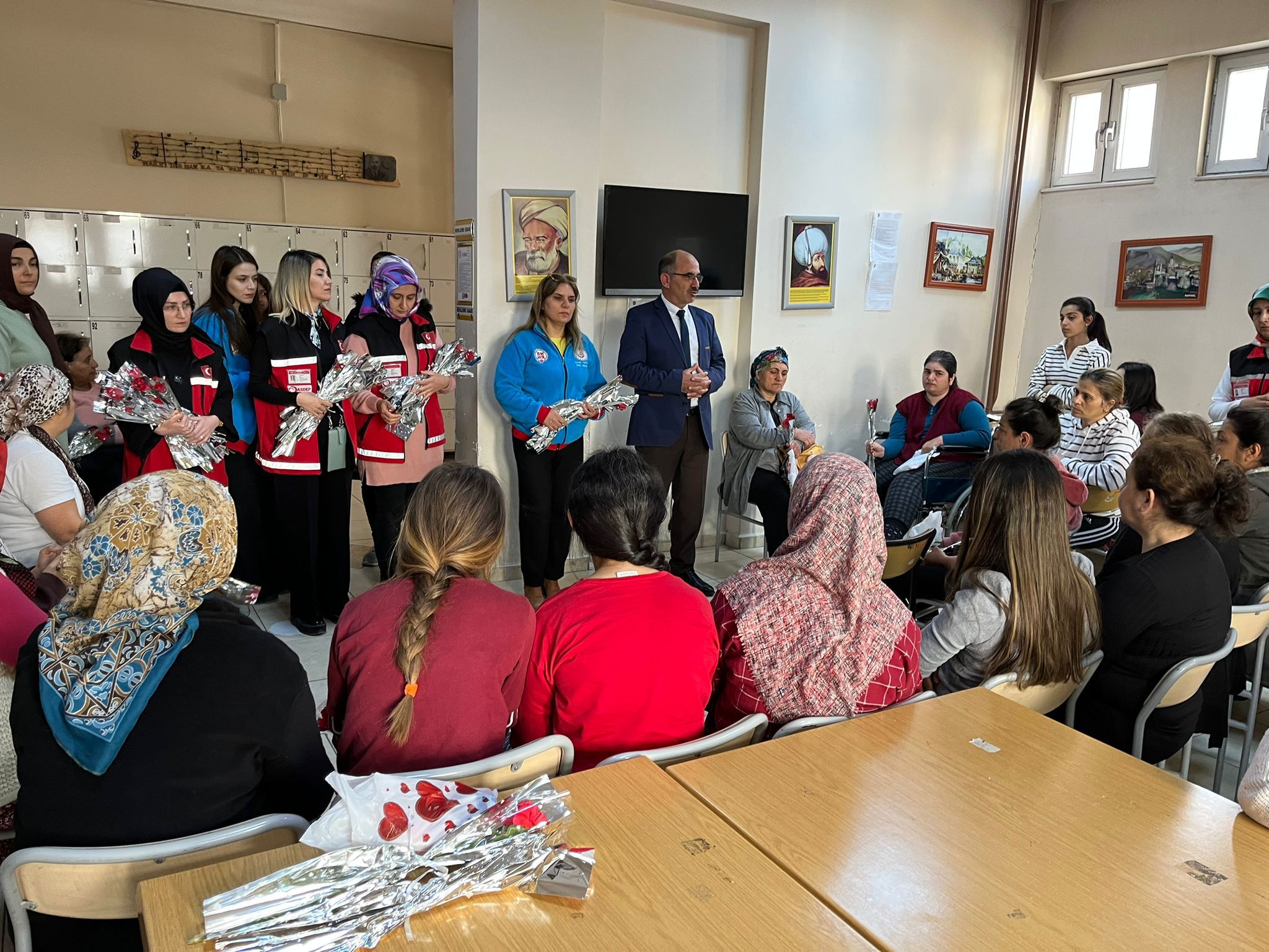 Mut SHM, KYK'da bulunan depremden etkilenen kadın vatandaşlarımızı ziyaret ederek 8 Mart Dünya Kadınlar Günü'nü kutladılar. - fotoğraf 1