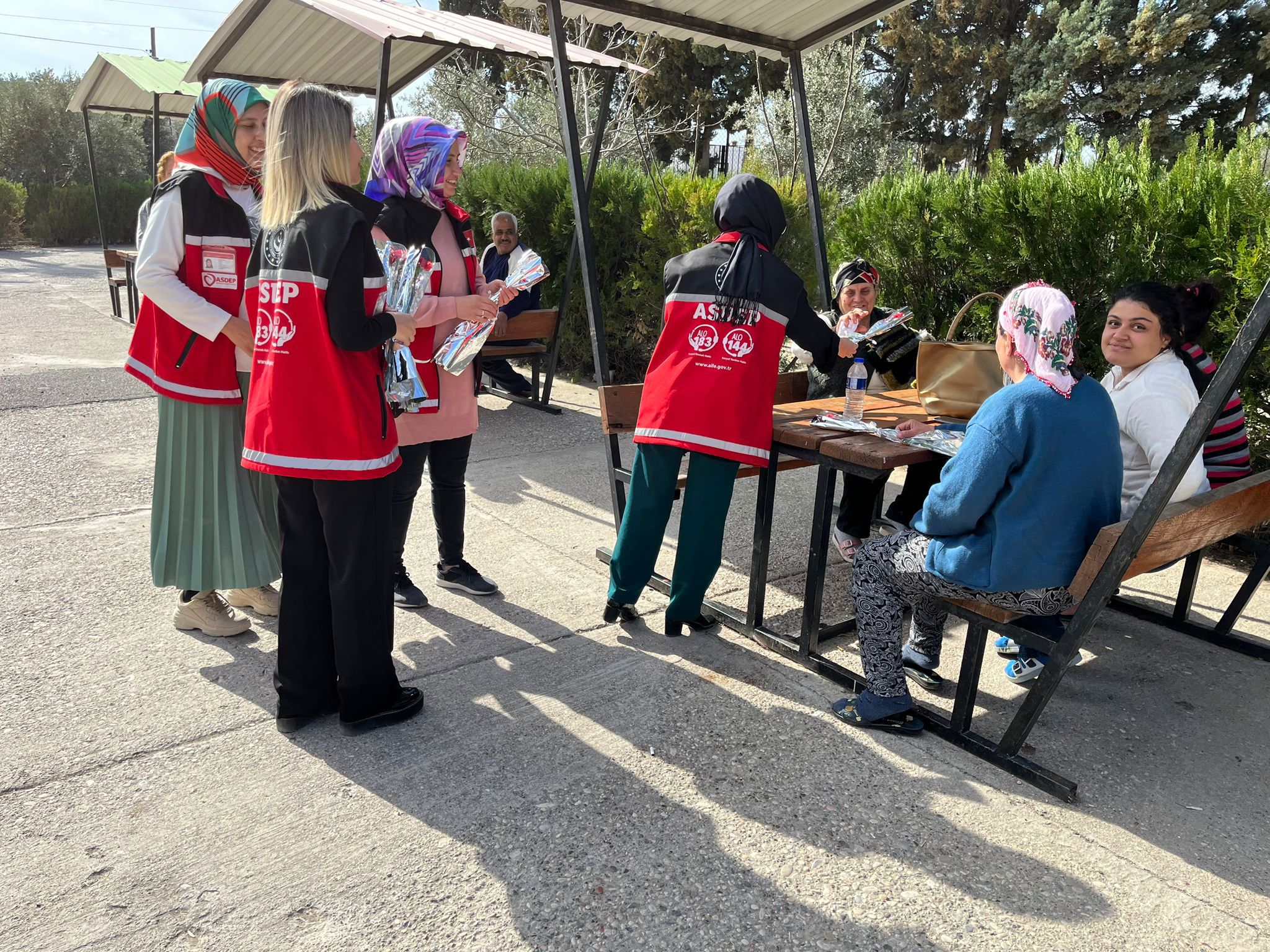 Mut SHM, KYK'da bulunan depremden etkilenen kadın vatandaşlarımızı ziyaret ederek 8 Mart Dünya Kadınlar Günü'nü kutladılar. - fotoğraf 2
