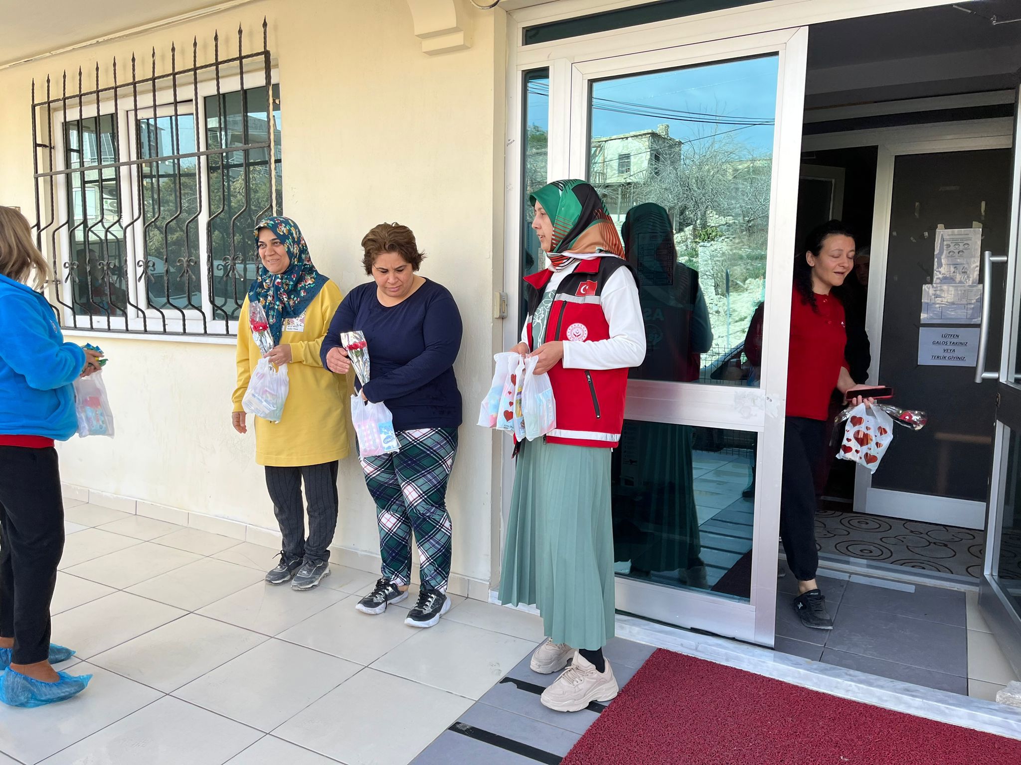 Mut SHM, KYK'da bulunan depremden etkilenen kadın vatandaşlarımızı ziyaret ederek 8 Mart Dünya Kadınlar Günü'nü kutladılar. - fotoğraf 4