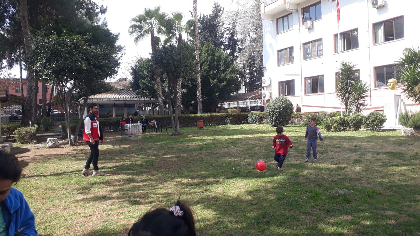 Depremden etkilenen vatandaşlarımızın psikolojik ve sosyal ihtiyaçlarını karşılamak adına sunduğumuz #PsikoSosyalDestek hizmetimize ara vermeden devam ediyoruz.    - fotoğraf 1
