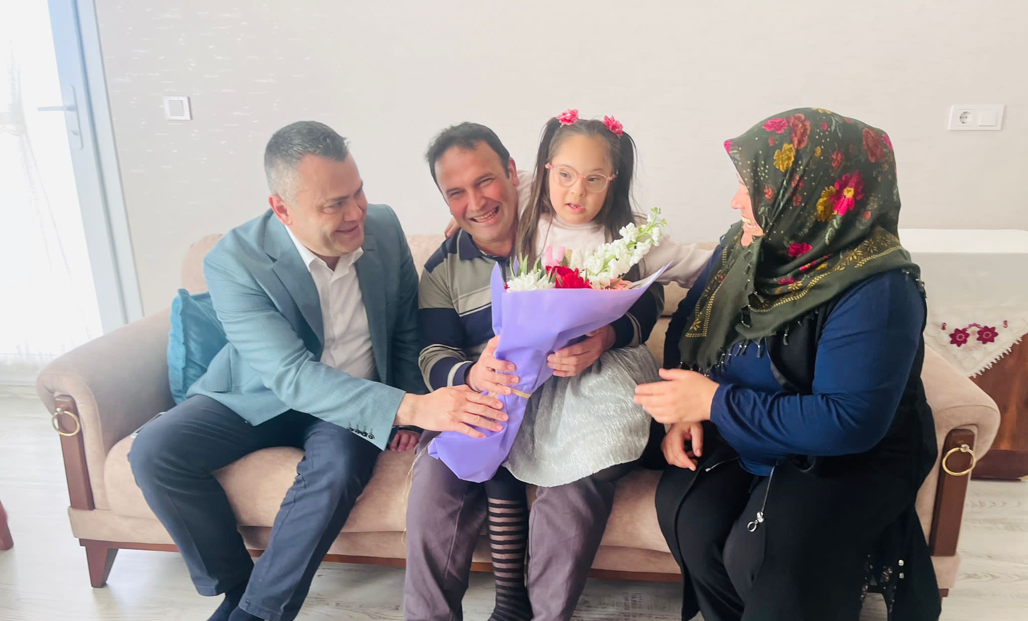 Dünya Farklılıklarla Güzel... #TarsusSHM,ilçe kaymakamımızla hayatımıza katılan, +1 değerimiz olan özel çocuğumuzu ziyaret etti.  - fotoğraf 1