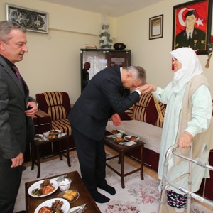 İl Müdürümüz İbrahim BAŞ " 18 Mart Çanakkale Zaferi ve Şehitleri Anma Günü" münasebetiyle aziz şehitlerimizin kıymetli yakınlarını ziyaret etti. - fotoğraf 3