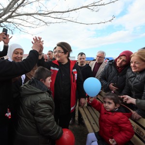 Bakanımız Derya Yanık Malatya’da Depremzedeleri Ziyaret Etti - fotoğraf 9