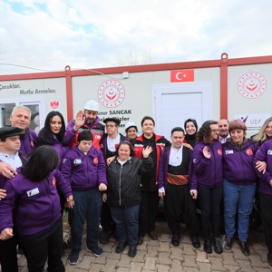 Bakanımız Derya Yanık Malatya’da Depremzedeleri Ziyaret Etti - fotoğraf 12