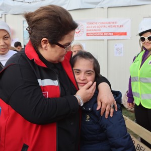 Bakanımız Derya Yanık Malatya’da Depremzedeleri Ziyaret Etti - fotoğraf 13