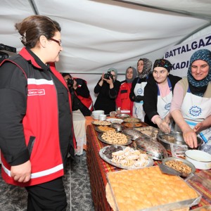 Bakanımız Derya Yanık Malatya’da Depremzedeleri Ziyaret Etti - fotoğraf 17