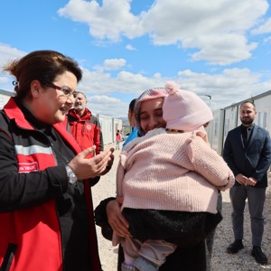 Bakanımız Derya Yanık Malatya’da Depremzedeleri Ziyaret Etti - fotoğraf 2