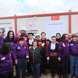 Bakanımız Derya Yanık Malatya’da Depremzedeleri Ziyaretler Etti - fotoğraf 12