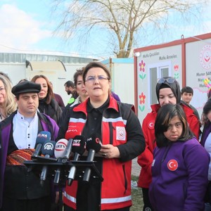 Minister Derya Yanık Visited the Earthquake Survivors in Malatya - fotoğraf 7