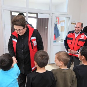 Bakanımız Derya Yanık Malatya’da Depremzedeleri Ziyaret Etti - fotoğraf 19