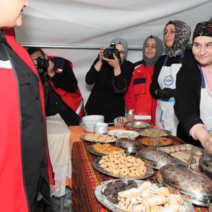 Bakanımız Derya Yanık Malatya’da Depremzedeleri Ziyaret Etti - fotoğraf 17