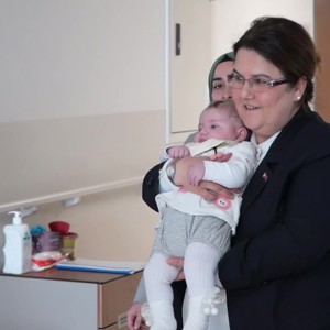 “Mucize Bebek” Bakanımız Derya Yanık Tarafından Annesine Teslim Edildi - fotoğraf 4