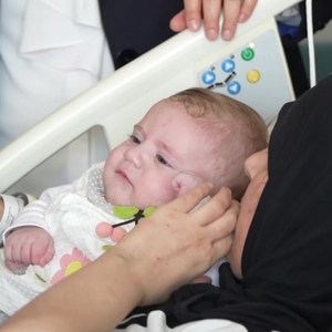 “Mucize Bebek” Bakanımız Derya Yanık Tarafından Annesine Teslim Edildi - fotoğraf 6
