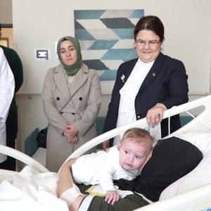 “Mucize Bebek” Bakanımız Derya Yanık Tarafından Annesine Teslim Edildi - fotoğraf 1