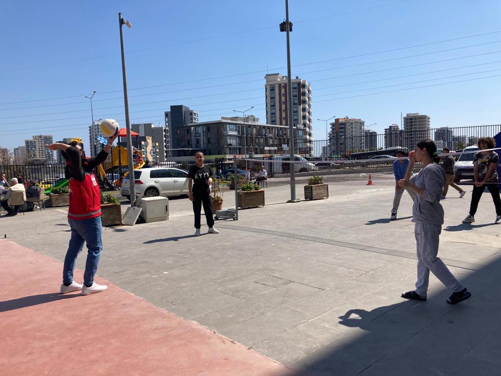 Tüm gayretimiz gülümsemeniz için...Gözlerinizdeki sevgi ve umut ışığı hiç sönmesin. İlimizde misafir edilen depremden etkilenen çocuklarımızla... - fotoğraf 1