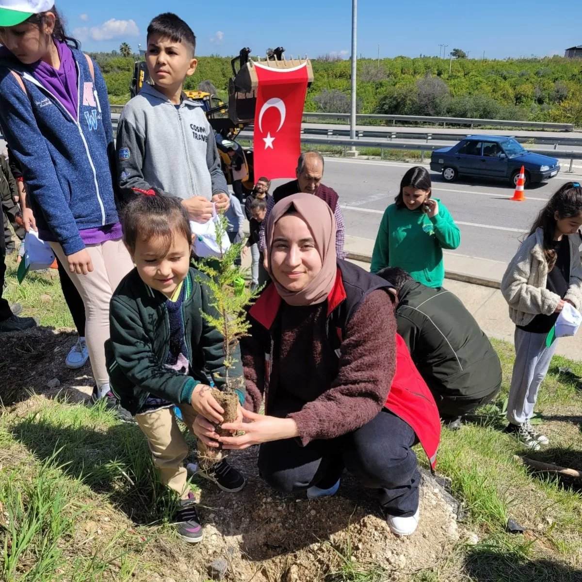 #OrmanHaftası kapsamında fidanlarımız minik ellerimiz tarafından topraklarına kavuşturuldu.☘️ - fotoğraf 3