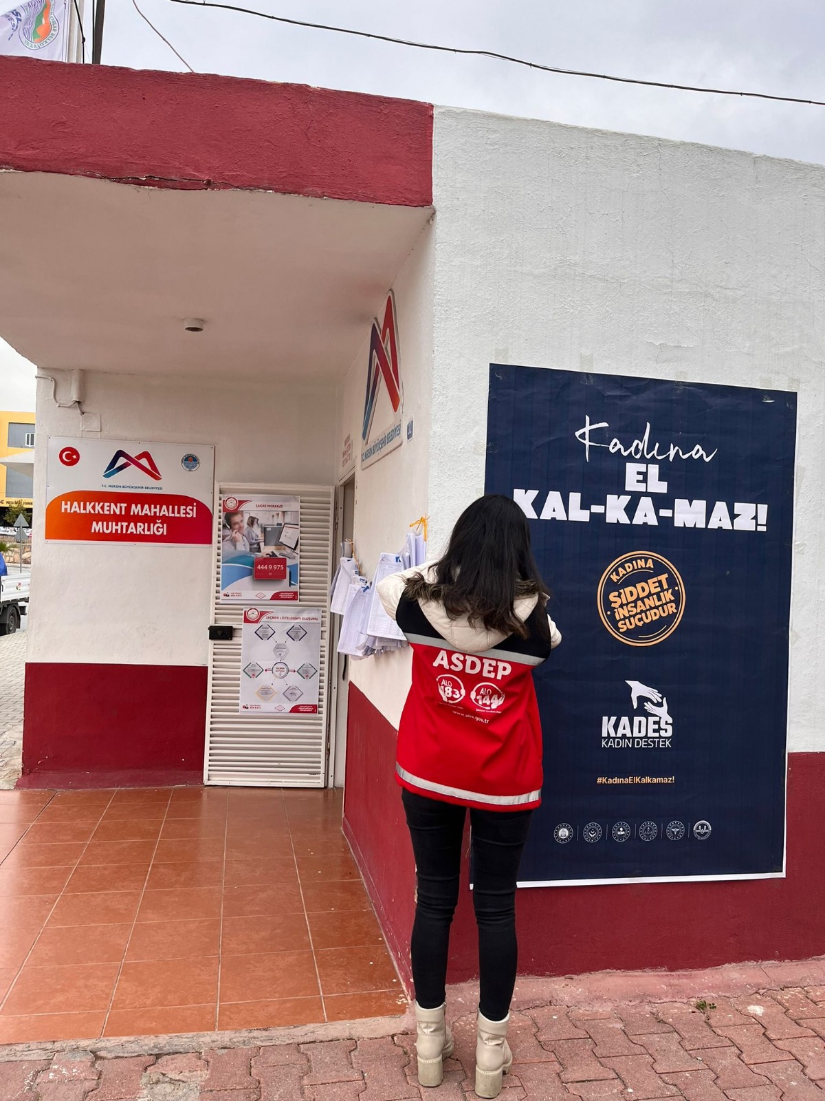 #ToroslarSHM, ilçemize bağlı muhtarlıklara #KADES bilgilendirme afişleri asarak "Kadına El Kalkamaz" temalı broşür dağıttı.  - fotoğraf 4