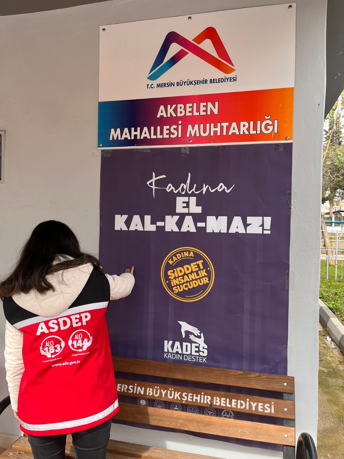 #ToroslarSHM, ilçemize bağlı muhtarlıklara #KADES bilgilendirme afişleri asarak "Kadına El Kalkamaz" temalı broşür dağıttı.  - fotoğraf 2