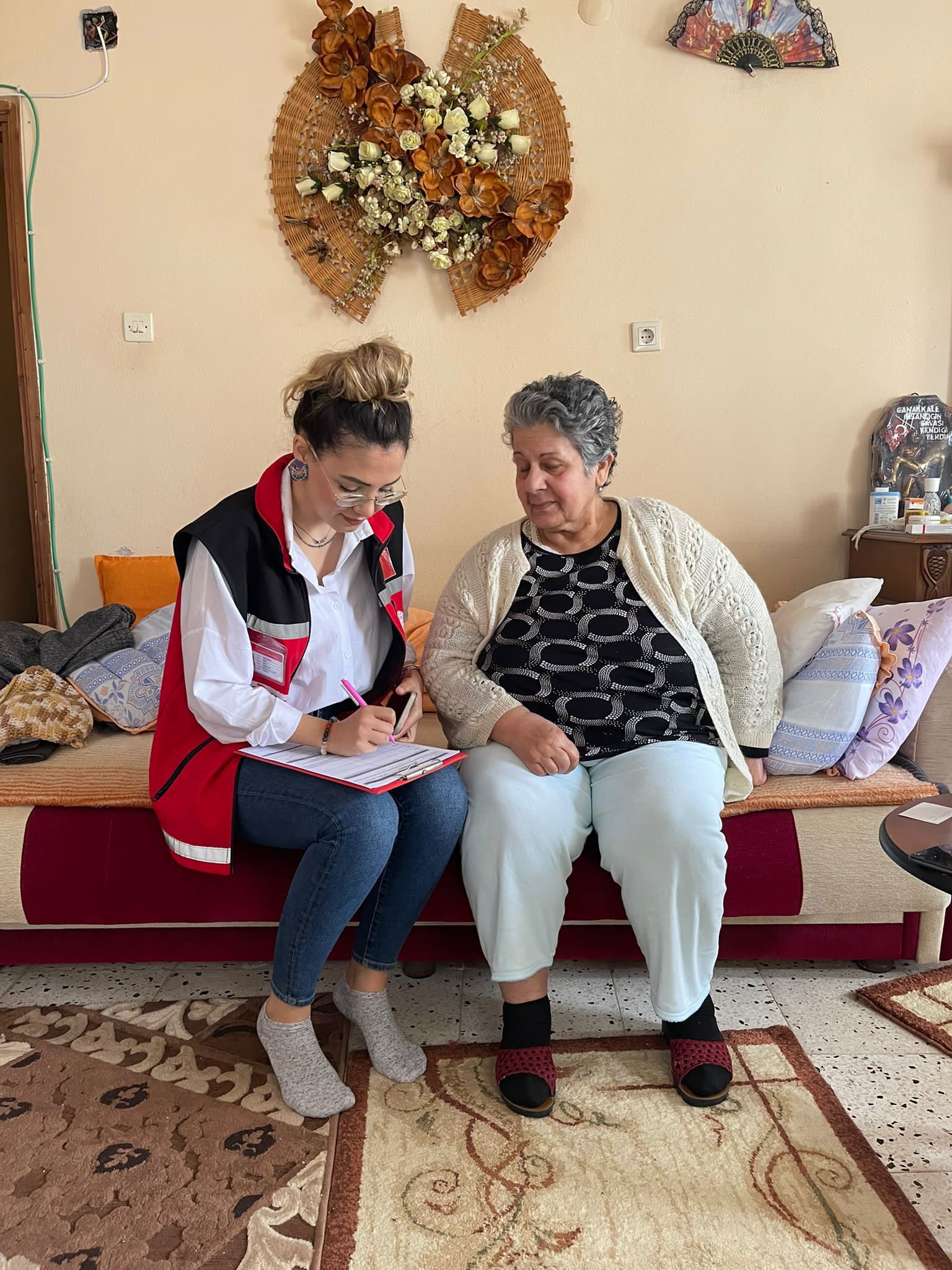 "Ölürsek şehit,kalırsak gazi" diyerek vatan,millet ve bayrak için canını veren aziz şehitlerimizin baştacı ailelerini ve kahraman gazilerimizi #MezitliSHM ile ziyaret ettik.  - fotoğraf 1