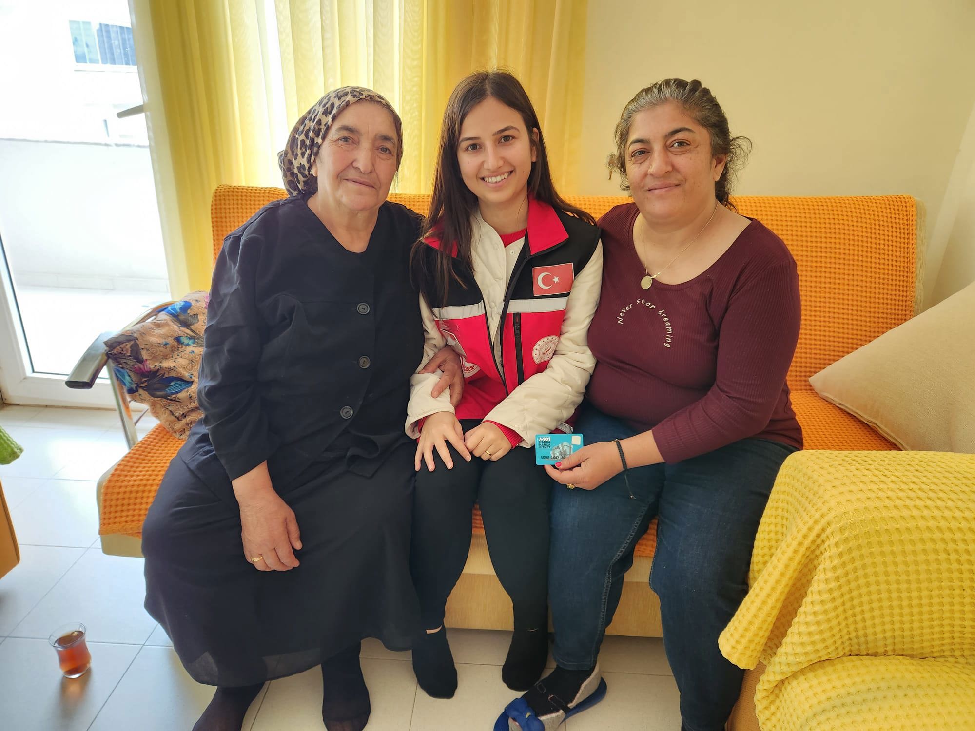 "Ölürsek şehit,kalırsak gazi" diyerek vatan,millet ve bayrak için canını veren aziz şehitlerimizin baştacı ailelerini ve kahraman gazilerimizi #MezitliSHM ile ziyaret ettik.  - fotoğraf 3