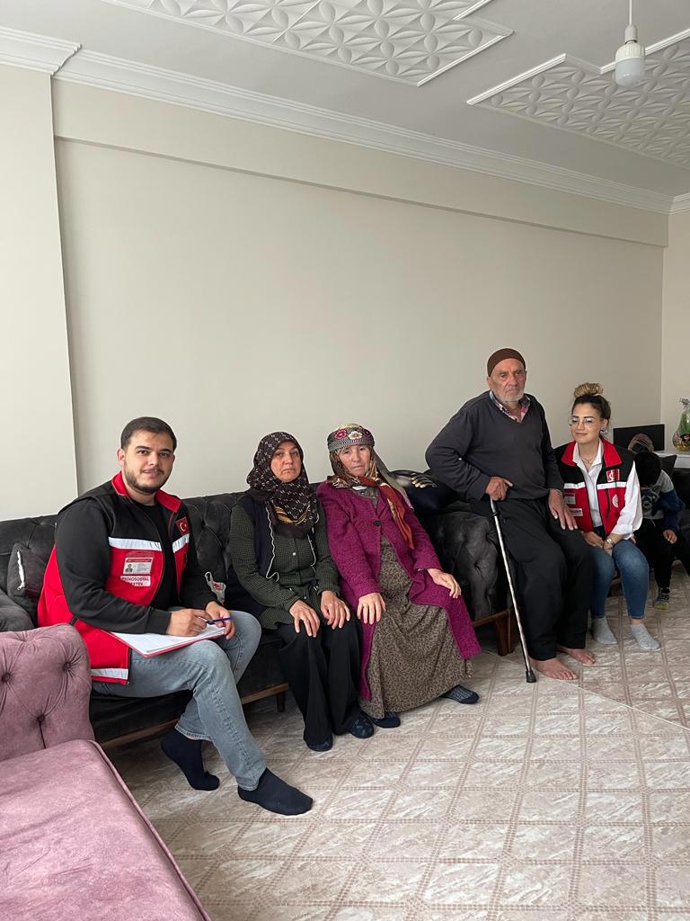 "Ölürsek şehit,kalırsak gazi" diyerek vatan,millet ve bayrak için canını veren aziz şehitlerimizin baştacı ailelerini ve kahraman gazilerimizi #MezitliSHM ile ziyaret ettik.  - fotoğraf 4