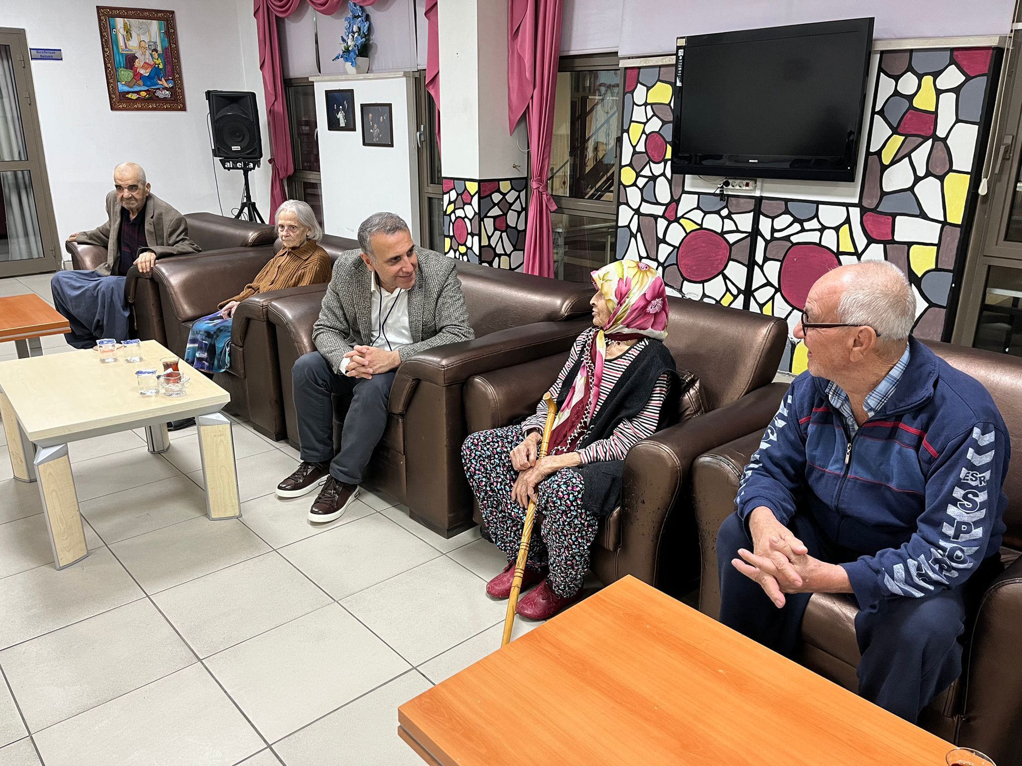 Milli ve manevi değerlerimizi geçmişten günümüze ve yarınımıza taşımamızı sağlayan eli öpülesi çınarlarımızla, il müdürümüzün de katılımıyla iftar programında bir araya geldik. - fotoğraf 4