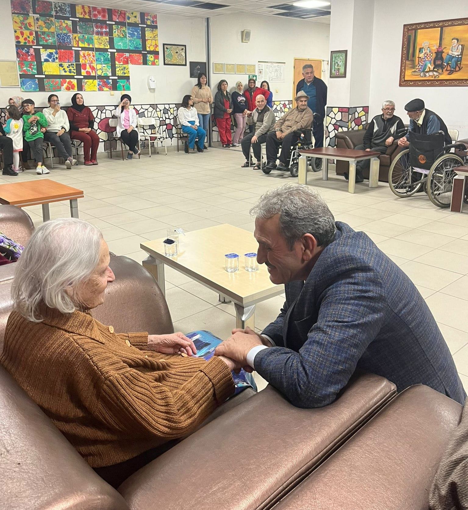 Milli ve manevi değerlerimizi geçmişten günümüze ve yarınımıza taşımamızı sağlayan eli öpülesi çınarlarımızla, il müdürümüzün de katılımıyla iftar programında bir araya geldik. - fotoğraf 2