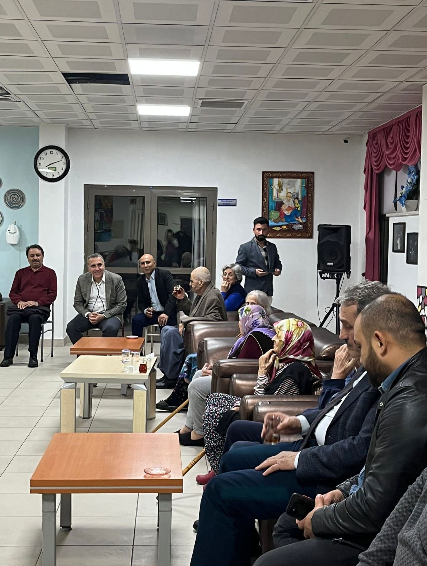 Milli ve manevi değerlerimizi geçmişten günümüze ve yarınımıza taşımamızı sağlayan eli öpülesi çınarlarımızla, il müdürümüzün de katılımıyla iftar programında bir araya geldik. - fotoğraf 1