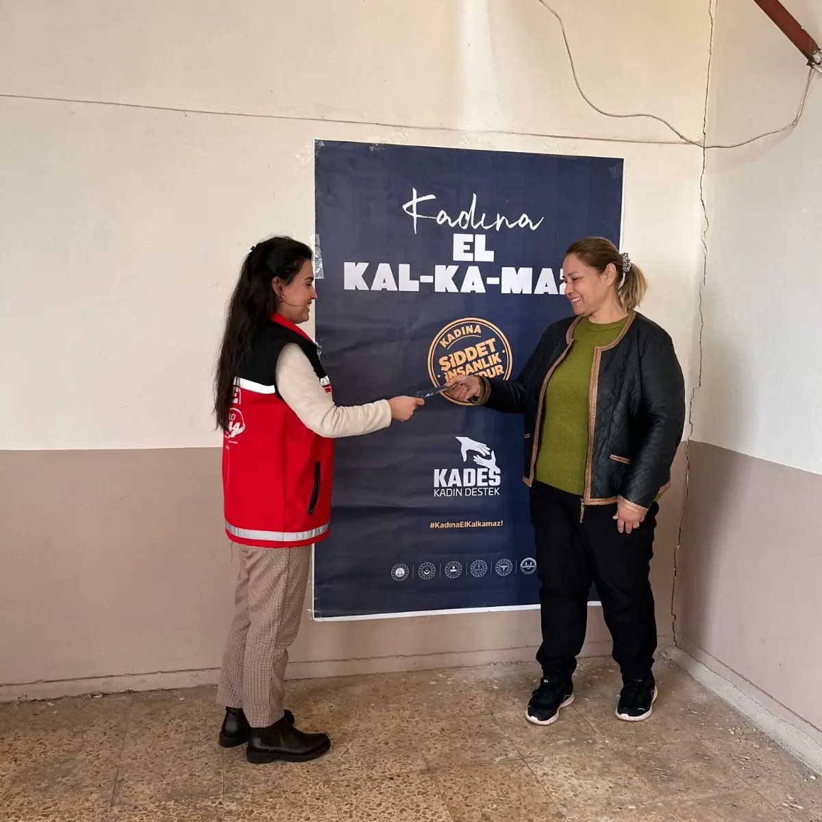 İlçemize bağlı muhtarlıklara #KADES bilgilendirme afişleri asarak "Kadına El Kalkamaz" temalı broşür dağıtıldı. - fotoğraf 4