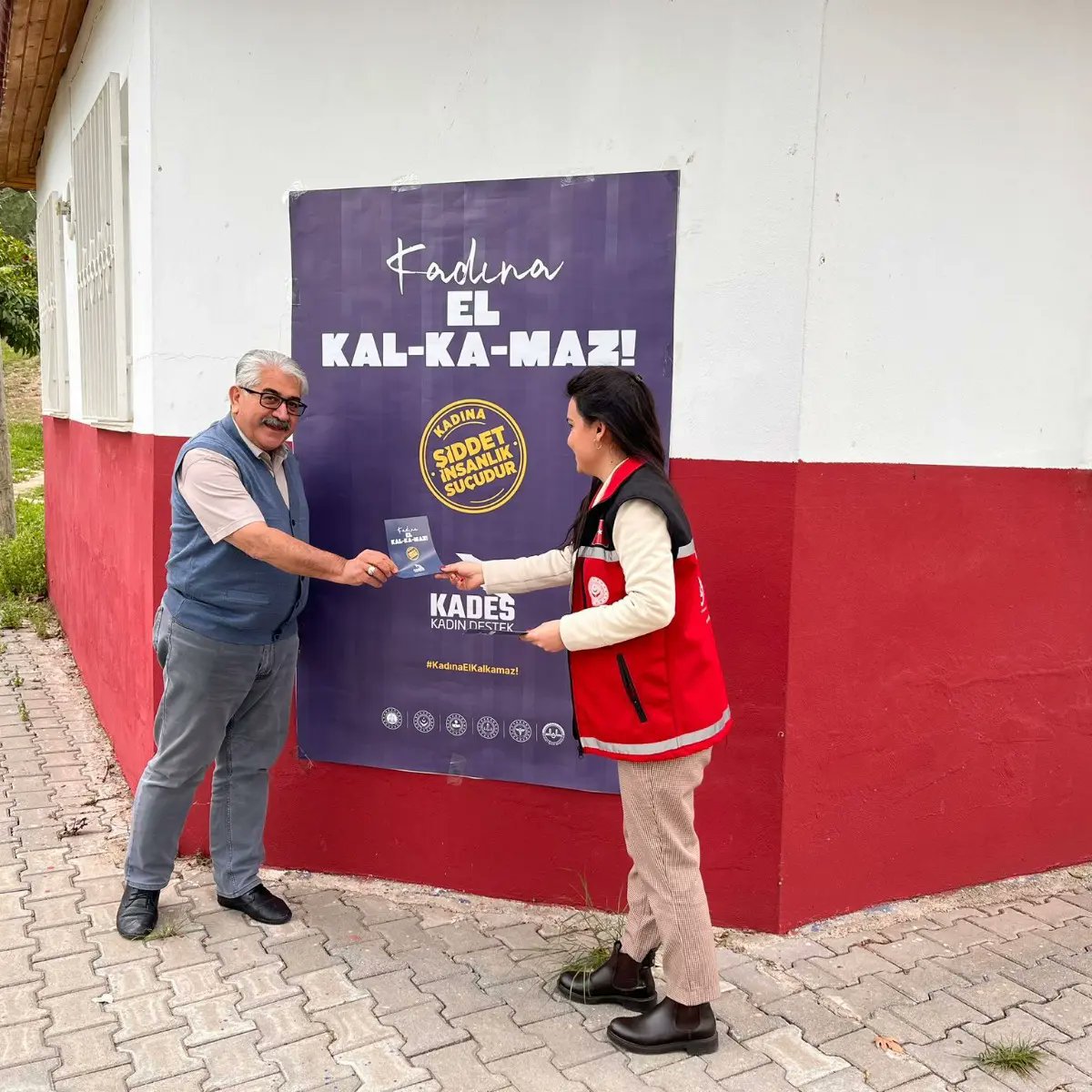 İlçemize bağlı muhtarlıklara #KADES bilgilendirme afişleri asarak "Kadına El Kalkamaz" temalı broşür dağıtıldı. - fotoğraf 1