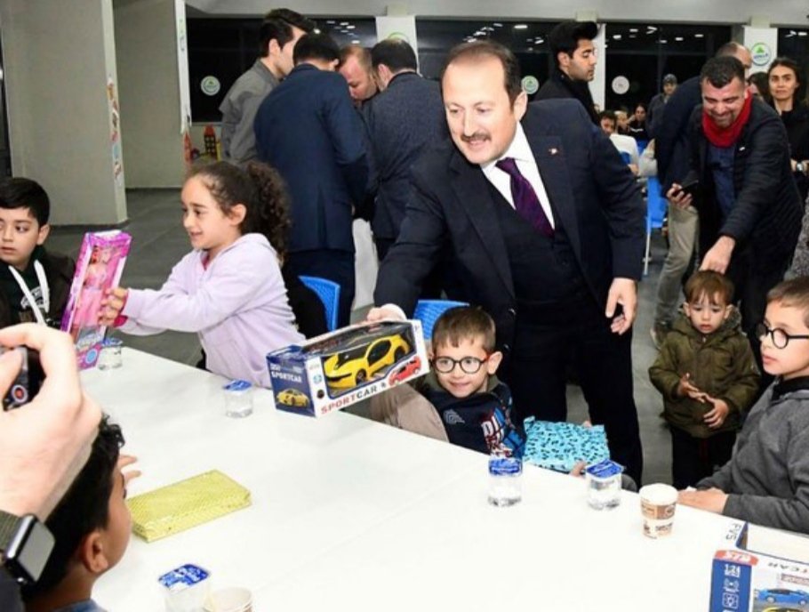 Silifke İlçemiz Yıldırım Beyazıt Gençlik Kampında misafir edilen afetzede vatandaşlarımızı Valimiz Sn.Ali Hamza Pehlivan ile ziyaret ettik.  - fotoğraf 2