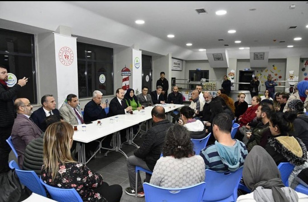 Silifke İlçemiz Yıldırım Beyazıt Gençlik Kampında misafir edilen afetzede vatandaşlarımızı Valimiz Sn.Ali Hamza Pehlivan ile ziyaret ettik.  - fotoğraf 1