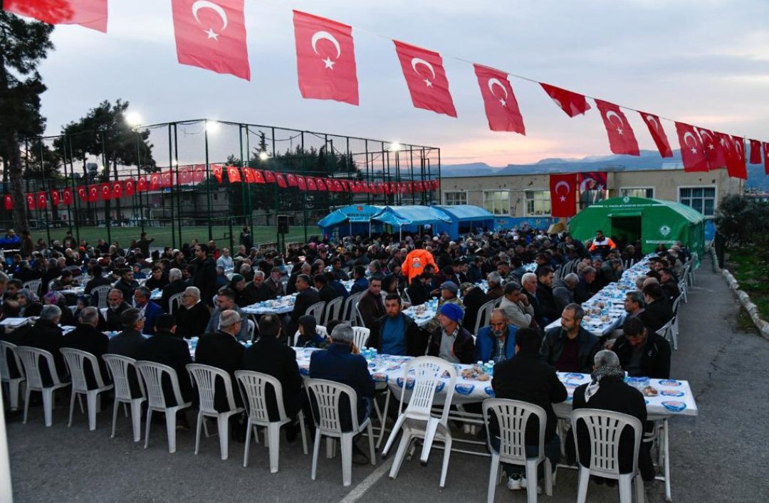 Samsun’da görevi başında geçirdiği trafik kazası sonucu Şehit olan Polis Memuru Mustafa Ata Traş için #Tarsus ilçemizde düzenlenen mevlid ve iftar programına Valimiz Sn.Ali Hamza Pehlivan ile katıldık. - fotoğraf 2