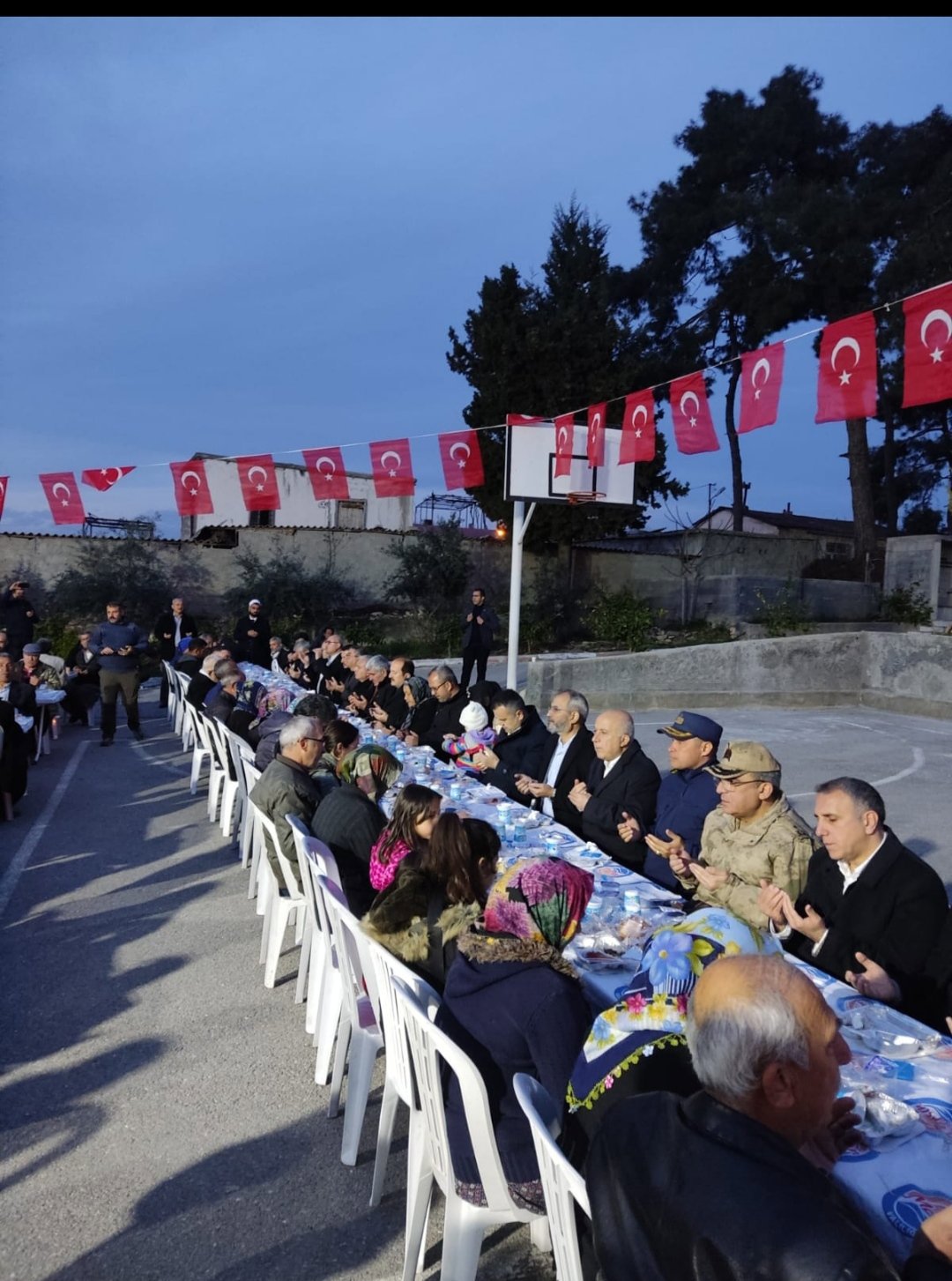 Samsun’da görevi başında geçirdiği trafik kazası sonucu Şehit olan Polis Memuru Mustafa Ata Traş için #Tarsus ilçemizde düzenlenen mevlid ve iftar programına Valimiz Sn.Ali Hamza Pehlivan ile katıldık. - fotoğraf 1