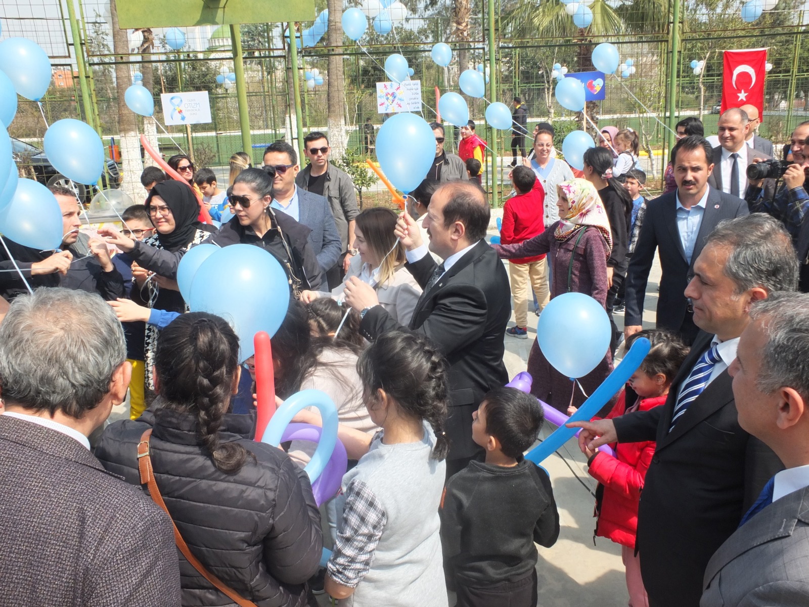 Farklılıkları bu dünyaya çok şey katacak,otizm eksiklik değil farklılıktır.Mavi balonlar otizme dikkat çekmek amacıyla gökyüzü ile buluştu.💙  📍 Mersin Otizm Gündüzlü Bakım Merkezi  - fotoğraf 2