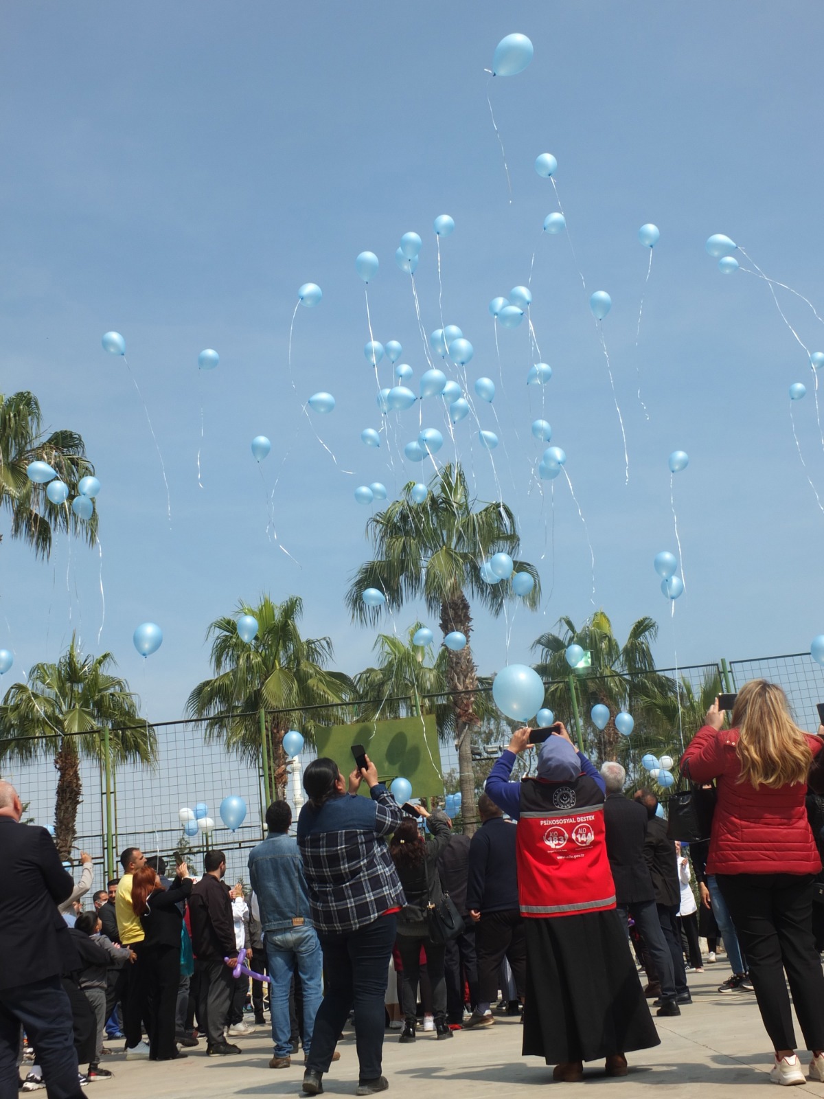 Farklılıkları bu dünyaya çok şey katacak,otizm eksiklik değil farklılıktır.Mavi balonlar otizme dikkat çekmek amacıyla gökyüzü ile buluştu.💙  📍 Mersin Otizm Gündüzlü Bakım Merkezi  - fotoğraf 1