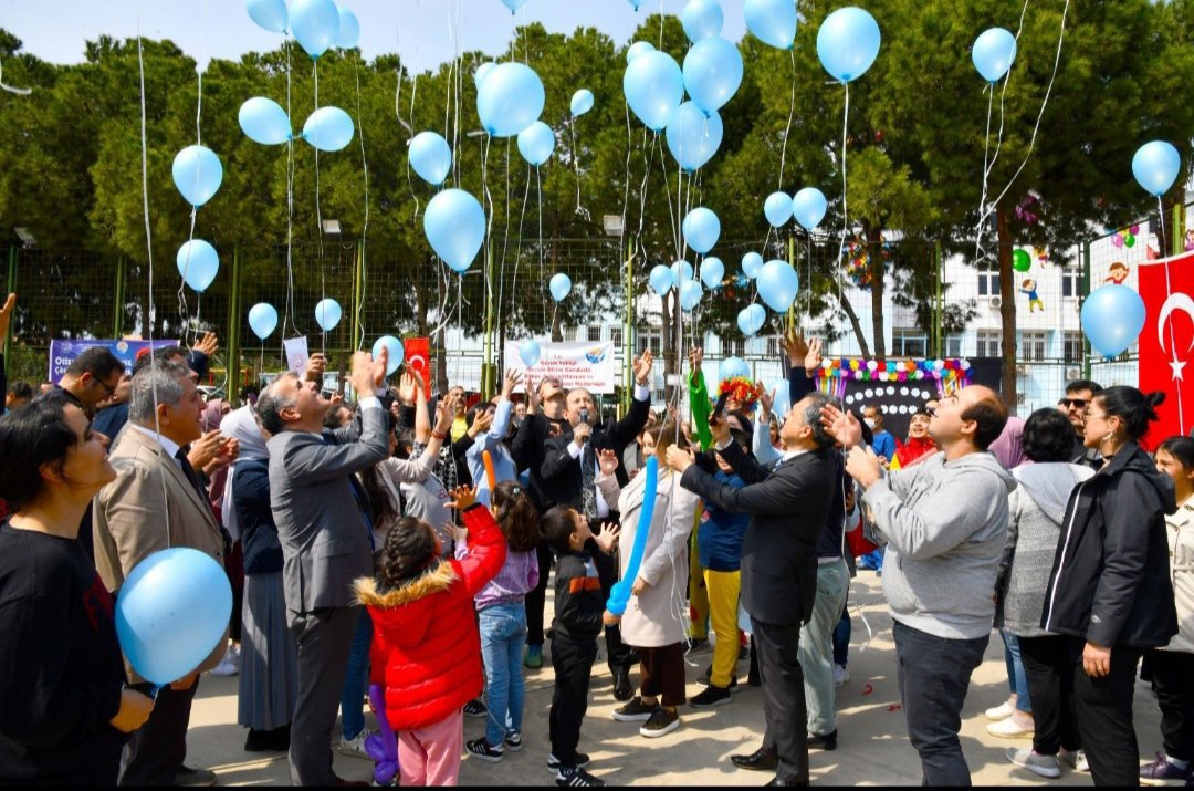 Farklılıkları bu dünyaya çok şey katacak,otizm eksiklik değil farklılıktır.Mavi balonlar otizme dikkat çekmek amacıyla gökyüzü ile buluştu.💙  📍 Mersin Otizm Gündüzlü Bakım Merkezi  - fotoğraf 4